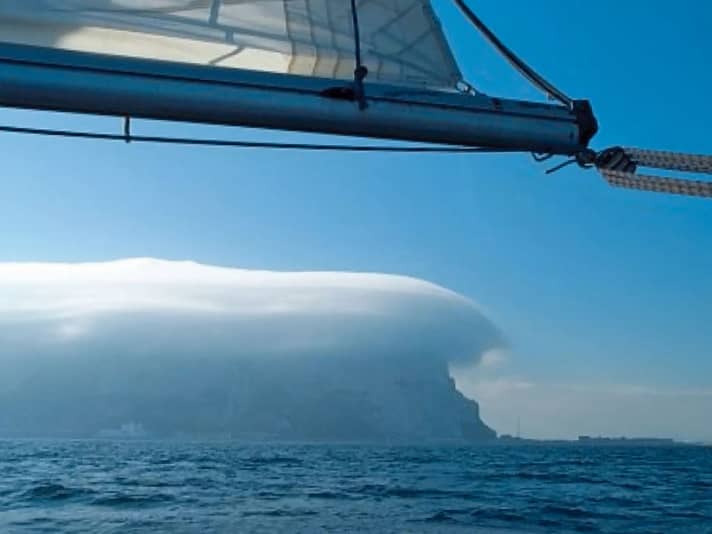 Das weithin sichtbare Markenzeichen des Levanter ist das „Tischtuch“ über dem Felsen von Gibraltar.