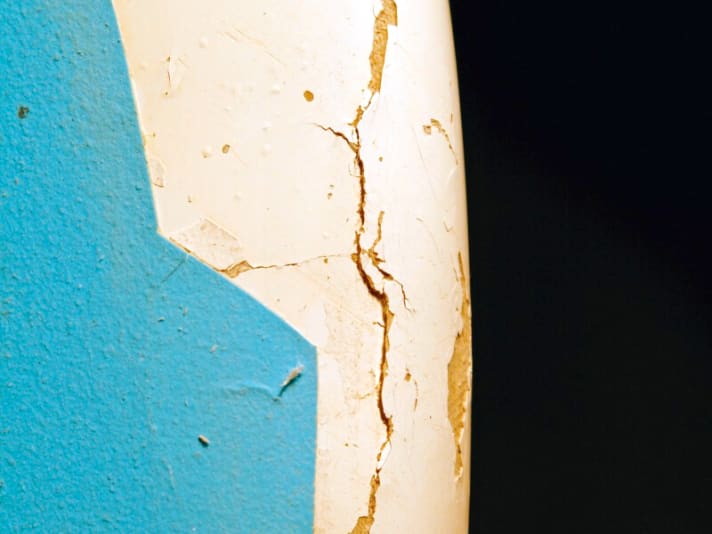 Open cracks or holes, on the other hand, are an exclusion criterion