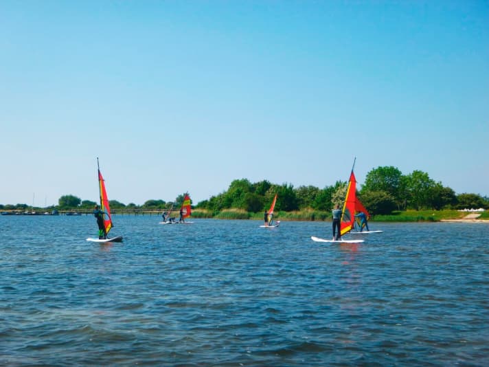 Der flache Wieker Bodden ist für Aufsteiger ideal, eine professionelle Surfschule gibt's ebenfalls.
