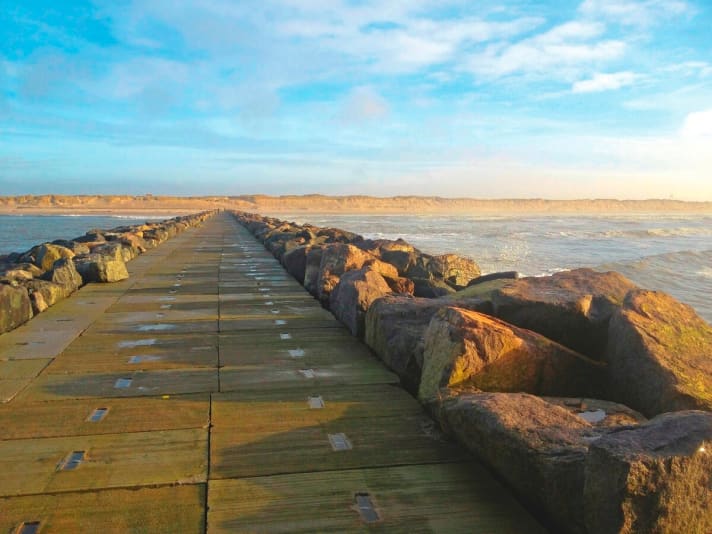 Ein Strandspaziergang an der Nordsee lohnt sich immer - bei Sonne genauso wie bei Sturm.