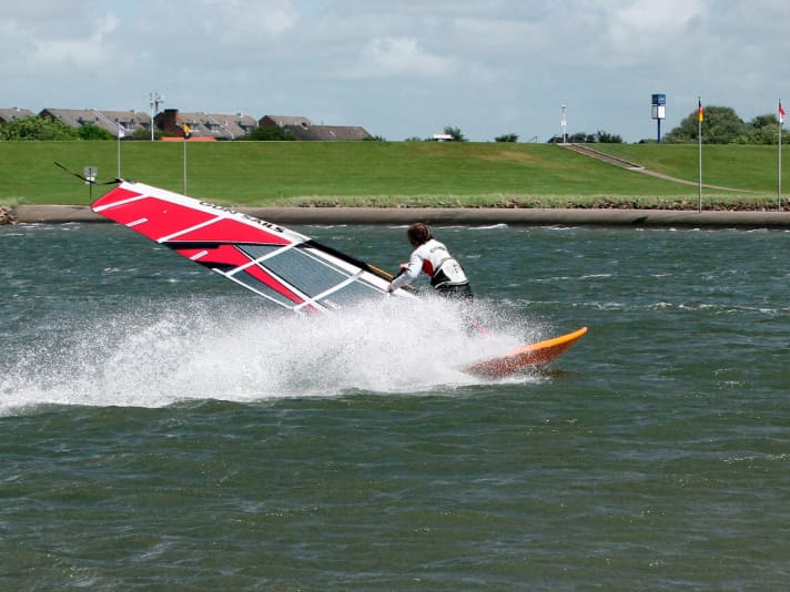 Volle Pulle ballert der Nordseewind über die Perlebucht und hinterlässt doch nur winzige Erhebungen.