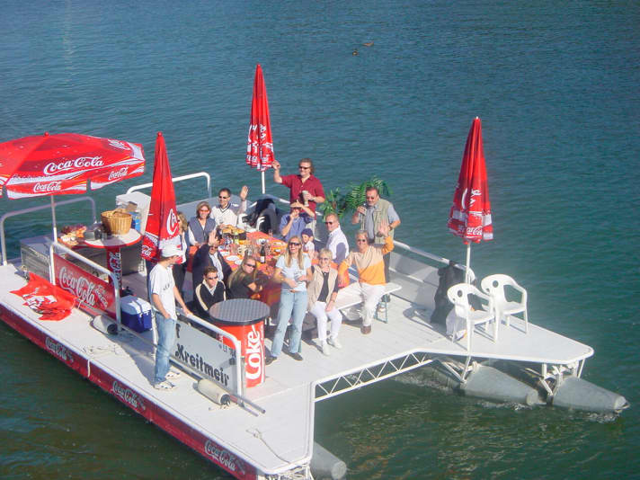 The raft serves as a base for windsurfing lessons, then again as a platform for film and television recordings. At weekends it is also used as a party boat.
