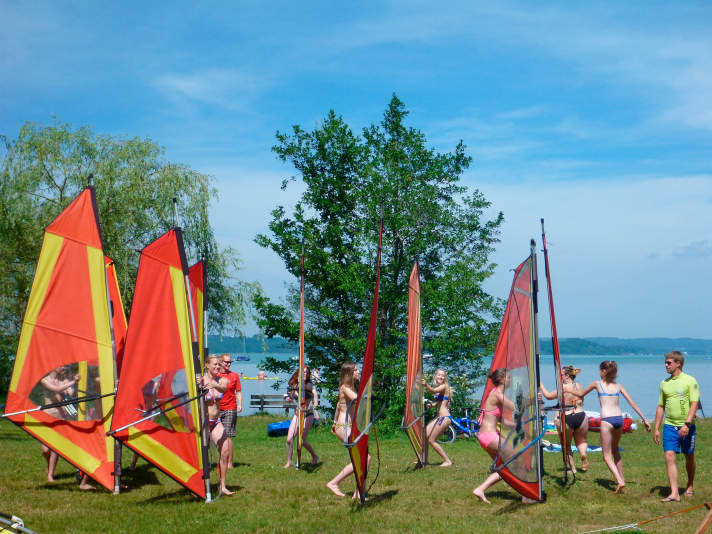 Lustige Riggspiele an Land.