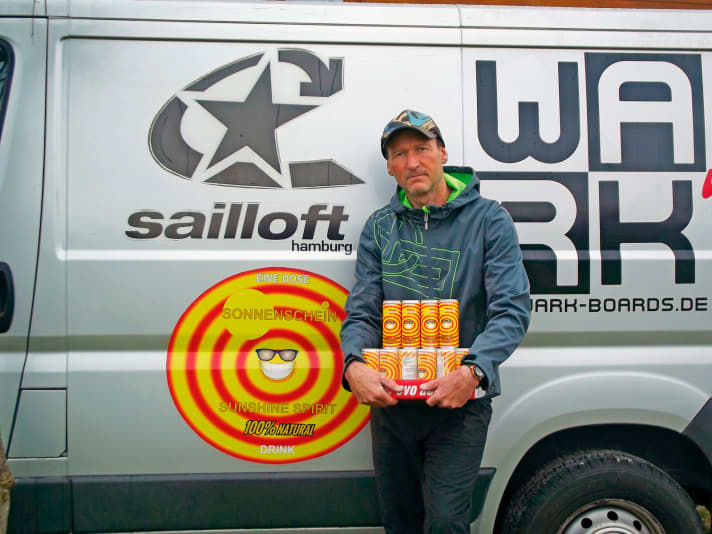 Wolfgang Strasser with the vegan soft drink: A can of sunshine