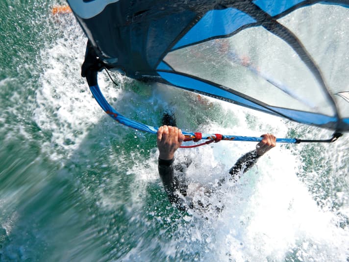 Differences in stiffness are particularly noticeable when pumping and landing. Our testers themselves have been using carbon forks with a reduced diameter for years. In our opinion, durability is not a problem.