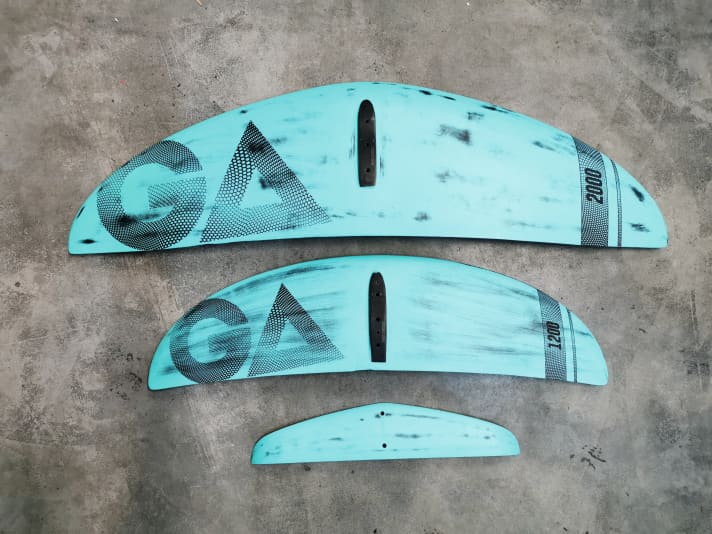   The 2000 wing is ideal for starting with wingfoil, the 1200 for windsurf foiling with smaller sails. The rear wing, mast and fuselage remain the same.