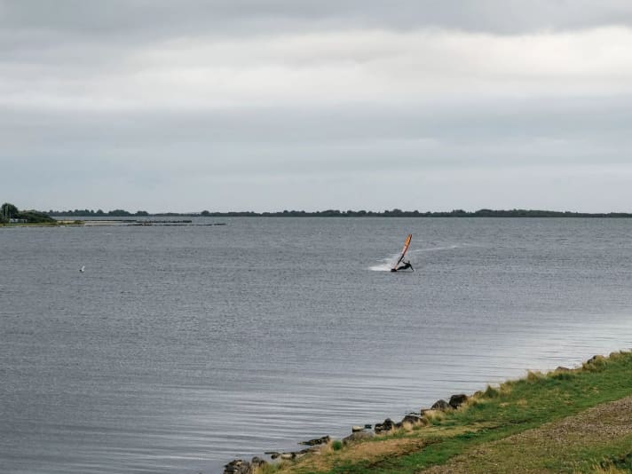 Das Grevelinger Meer kann manchmal ziemlich trist sein – bietet aber 
dafür absolute Sahnebedingungen für Flachwasserfans hinter den zahlreichen 
Molen und Dämmen. Hier cruist Marco am Spot "De Punt".