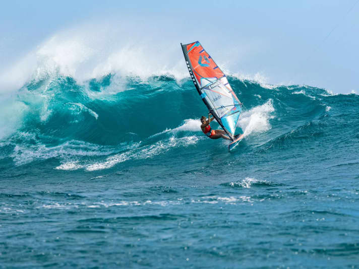 Für  Wellen wie in Manawa ist Mauritius bekannt: Ex-Wave-Worldcupperin Maria Andres lässt sie sich trotz aller Freeride-Euphorie nicht entgehen.