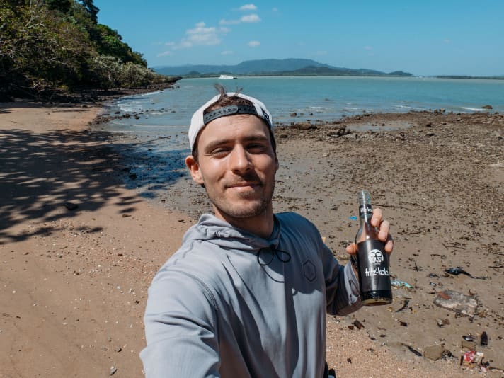 Racer, YouTuber und Entwickler bei Starboard – Nico Prien ist viel unterwegs. Dabei sind Reisen in Corona-Zeiten zu einer echten Herausforderung geworden, wie Nico im letzten Jahr feststellen musste. So war er bei seiner aktuellen Reise zu seinem Arbeitgeber nach Thailand auf alles gefasst – nur nicht auf die Realität.