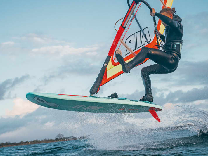 A snug fit is important for freestyle and waves - we recommend trying them on in the shop. As a general rule, thick winter boots should always be turned up at the shaft to make them easier to put on!