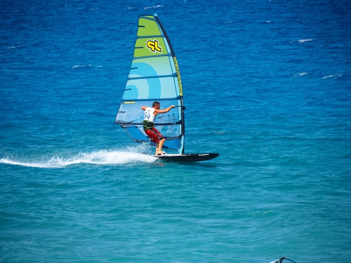 You can't jibe without speed: Following this wisdom costs many jibe students a lot of effort at first. Coach Martin shows how it's done.