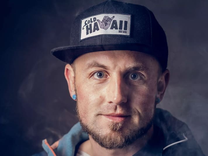 Interview partner Robert Ristok (<a href="https://www.instagram.com/rot_pix/" rel="noopener noreferrer">rot_pix on Instagram</a>). Infected with windsurfing fever for as long as he can remember. Hobby photographer and, by his own admission, the "mum" of the Coallakers, so to speak.