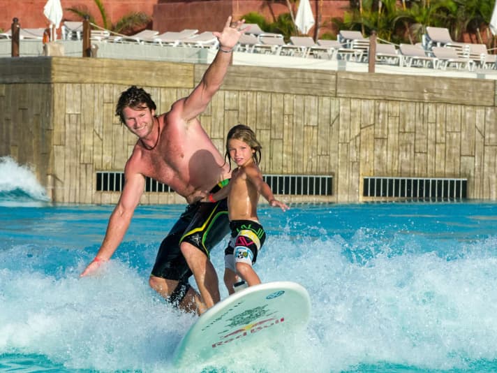Björn Dunkerbeck mit Sohn Liam:  auf einer Welle