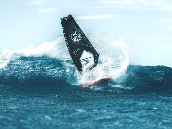 Teamfahrer Antoine Martin zerlegt eine südafrikanische Welle