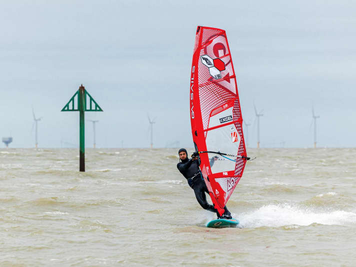 Depending on the wind direction and water level, Clacton-on-Sea offers bump and jump conditions as well as moderate surf.