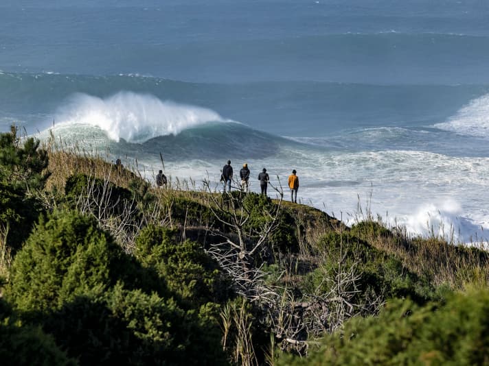Schaurig schön präsentiert sich der Kultspot Nazaré Anfang Januar – aber leider zum Windsurfen völlig ungeeignet an diesem Tag.