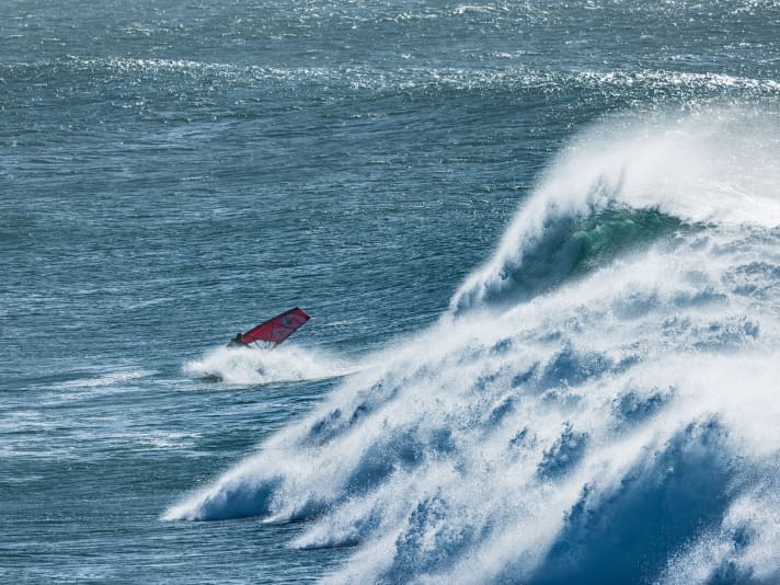 Als Alternativspot zum unfahrbaren Nazaré bot Peniche mehr als genug Herausforderungen.
