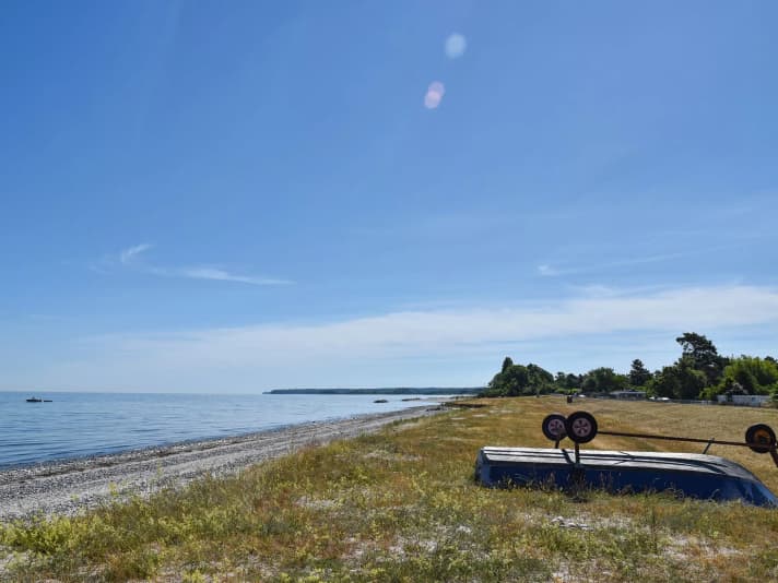 Die lange Bucht von Ulvshale bietet mehrere Einstiegsmöglichkeiten und auch einen großen Dünen-Campingplatz vor Ort.