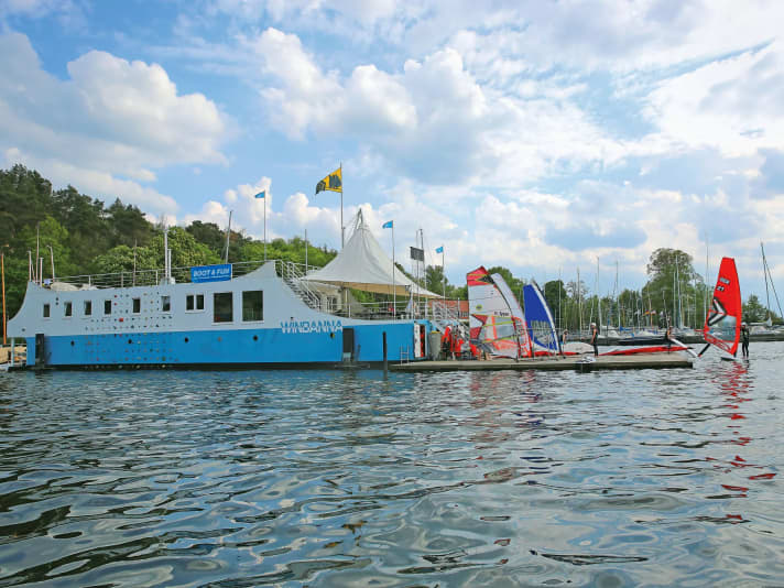 Today's WINDANNA, including pontoon and jetty (right), was built by a shipyard in Hamburg according to the plans of the club members and moored at the berth.