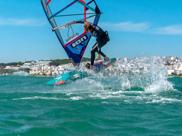 Beautiful freestyle conditions in front of the white houses of Conil.