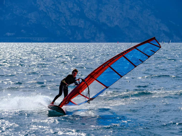 Auch mit zwei Cambern ist sehr geschmeidiges Halsenhandling möglich. Und die Windrange ohne umzutrimmen vergrößert sich gegenüber dem camberlosen Segel.