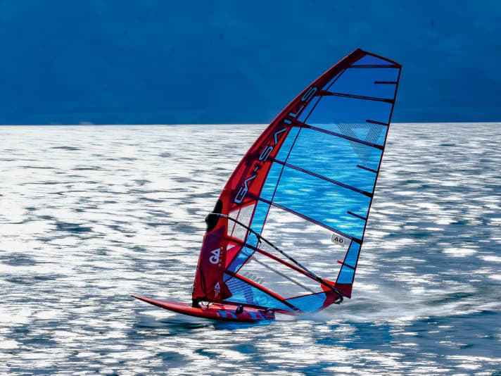 The objective speed is visibly and measurably higher with the race set and the subjective feeling is like being in a racing car. The board feels very crisp, the race sail very direct but surprisingly light.