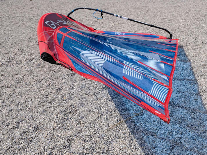The racing sail has a lot of belly under the boom, above it becomes flat very quickly and it twists the most in the top, the sail "opens wide".
