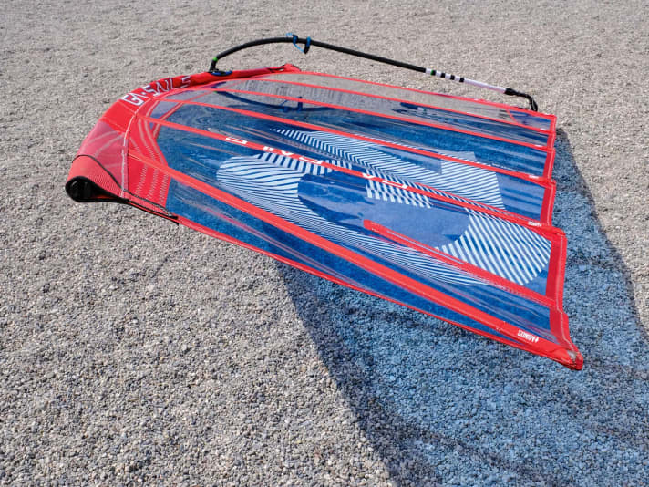 The no-cam sail Matrix lies completely flat on land. However, this should not be misleading, because even with moderate wind pressure a very deep, planing profile is formed.  The twist in the top is slightly less than on the Cosmic.