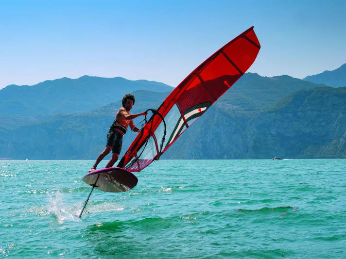 On the foil, the adrenalin rush for the speed rush kicks in two wind forces earlier than with a fin.