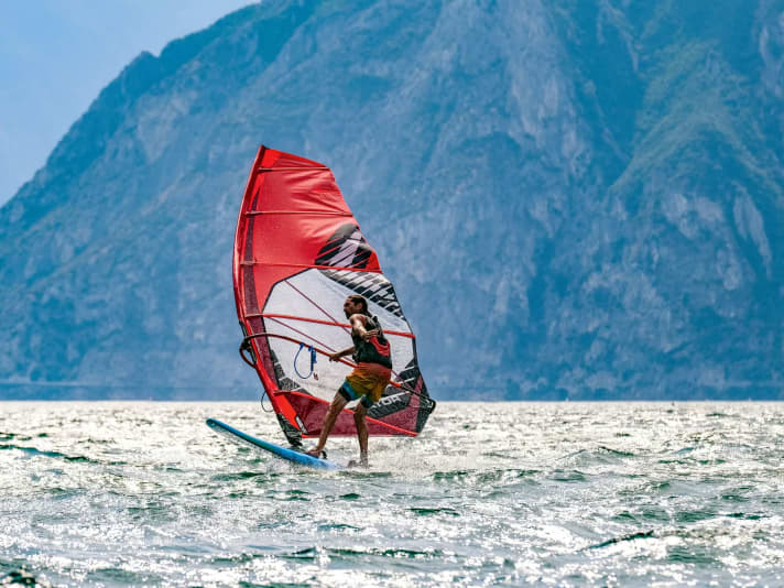 On some sails, such as the Severne Gator shown here, the RDM mast improves manoeuvring handling.
