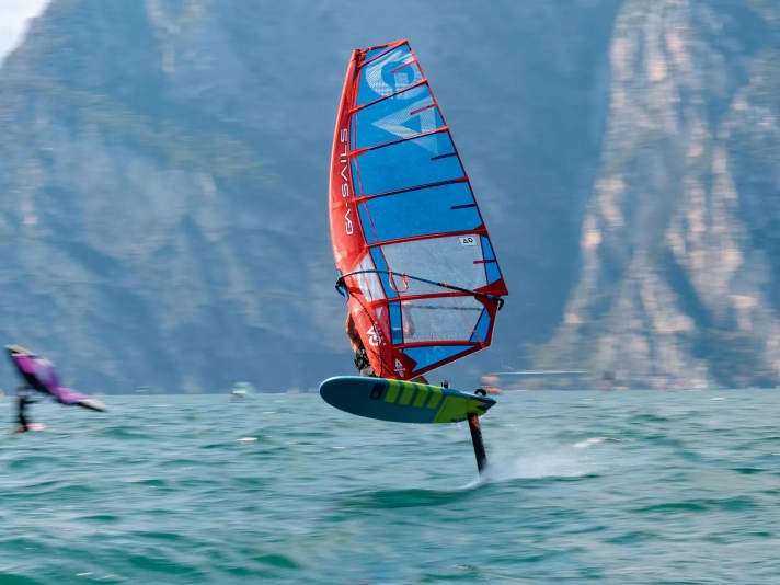 Das Phantom Air ist die adaptierte Version des klassischen Freerace-Segels Phantom.
Gemacht fürs Vollgas-Foilen - hier im Grenzbereich bei knackiger Ora. Passende Foils sind 
ein 1000er Frontflügel bis runter auf 600. Das Phantom Air 6,7 kostet 1199 Euro.