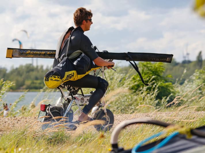 Alternatives Transportmittel für den Weg ans Wasser bei geschlossener Schranke.