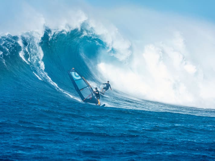 Jaws oder Peahi, wie der hawaiianische Name der Welle lautet, ist der heilige Gral für Windsurfer, Surfer, SUPer und Kiter. Alle wollen die seltene Perfektion erleben.