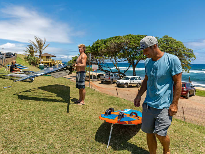Vertraut wie das Wohnzimmer: Michi Schweiger beim Aufriggen in Hookipa mit Firmen-Chef Robby Naish.