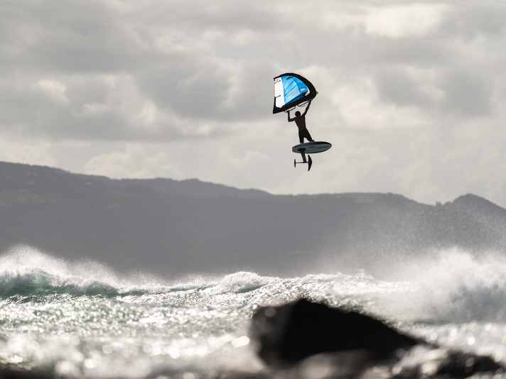 The speed is influenced more by the size of the wing than by the type of foil. If you want to go high, you should therefore opt for small foils. | Photo. Naish