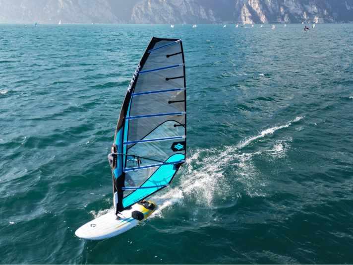 Das surf-Team, hier Tester Nicholas, konnte das neue Segel auf dem Gardasee bereits ausgiebig surfen. Der harte Vergleichstest gegen die übrigen Modelle 2025 steht allerdings noch bevor.