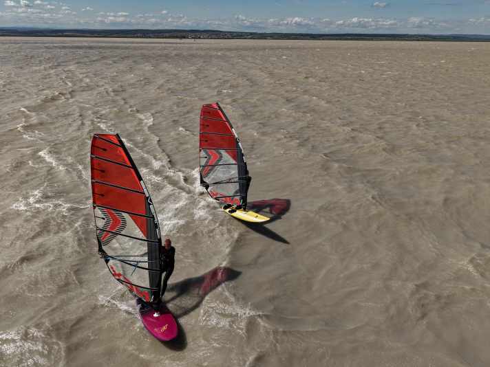 Im Topspeed, richtig angepowert, kann der gelbe Ride gut mithalten. Über lange Distanz mit leichterem Gleitwind ist aber auch in der Leistung der Vorteil des neuen Shapes eindeutig. Beim einfacheren Angleiten bis zum Halsen sowieso.