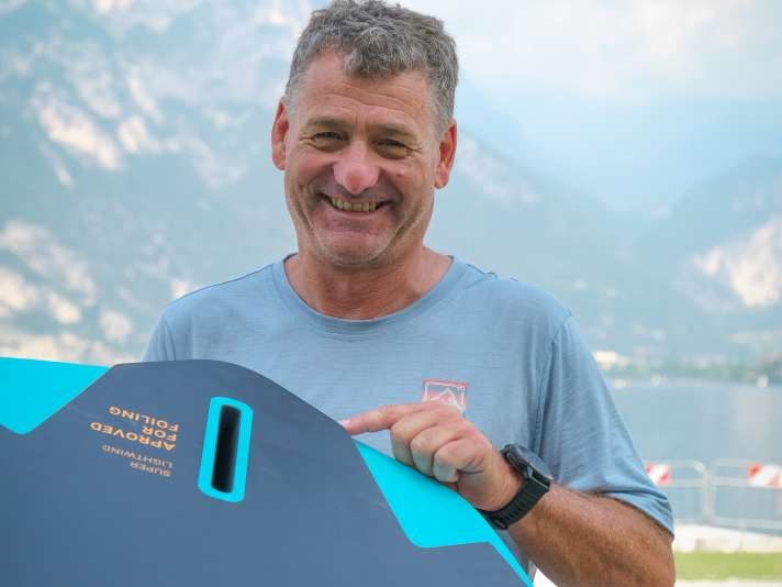 Werner Gnigler zeigt an, wo die Cut Outs mit Fingerspitzengefühl verfeinert wurden.