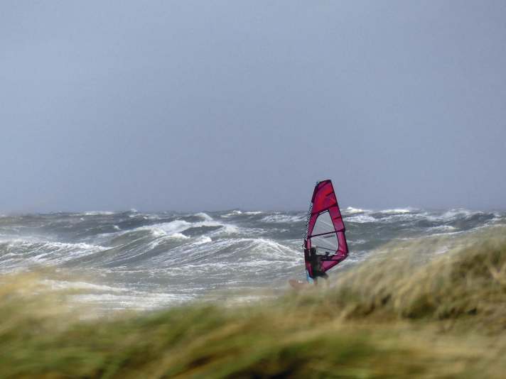 Bei Nordwestwind läuft Altenteil zu großer Form auf und bietet solide Brandung. Auch Ostwind ist nett, die Bedingungen sind dann aber ungleich moderater.