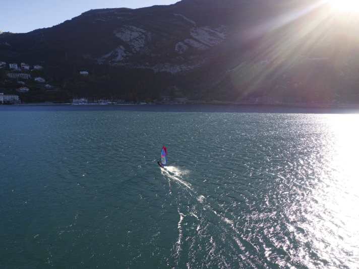 surf-Testchef und Fotograf Stephan Gölnitz nutzt Drohnen für Videos, aber vor allem auch für außergewöhnliche Fotos beim Test wie hier am Gardasee.