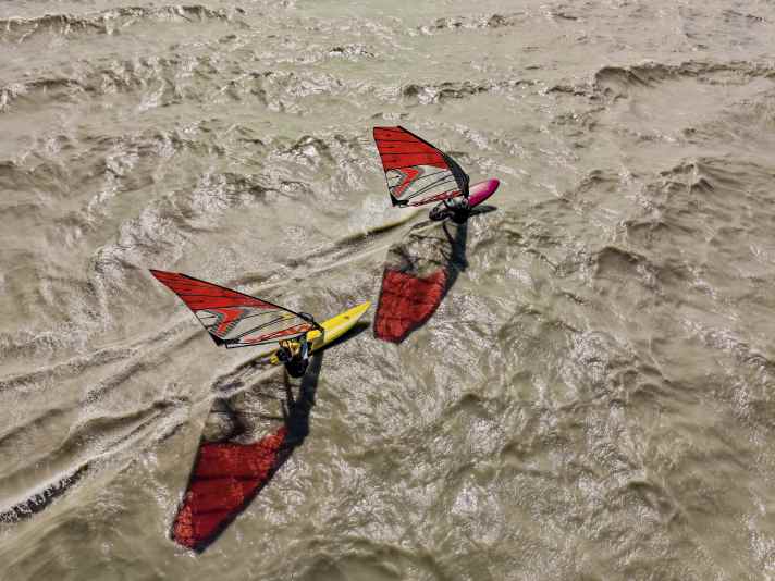 Der Ride 282 (links) surft dem 2025er Magic Ride rund 25 Jahre und etliche Meter hinterher. Vor allem im Durchschnitt und auf lange Strecke.