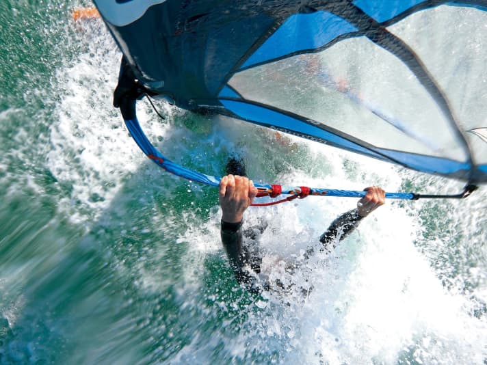 The direct connection to the sail: the boom. If possible, you shouldn't cut corners here. The boom literally determines how the sail lies in the hand.