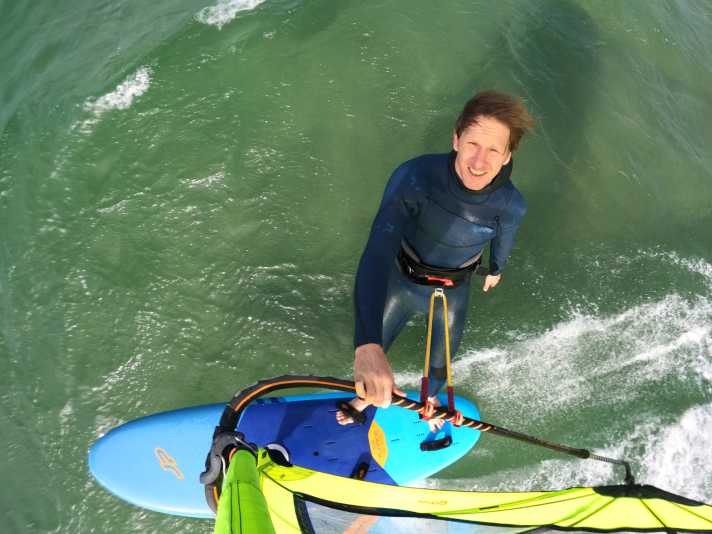 The outer position of the straps is perfect for sporty heating. Equipped with a 5.5 mm sail, the speedometer showed just under 44 km/h