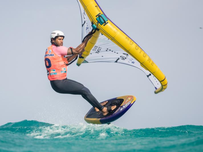 For safety reasons, a board leash is not used in races. The straps are also often set a little wider so that they don't get caught in the strap in the event of a fall