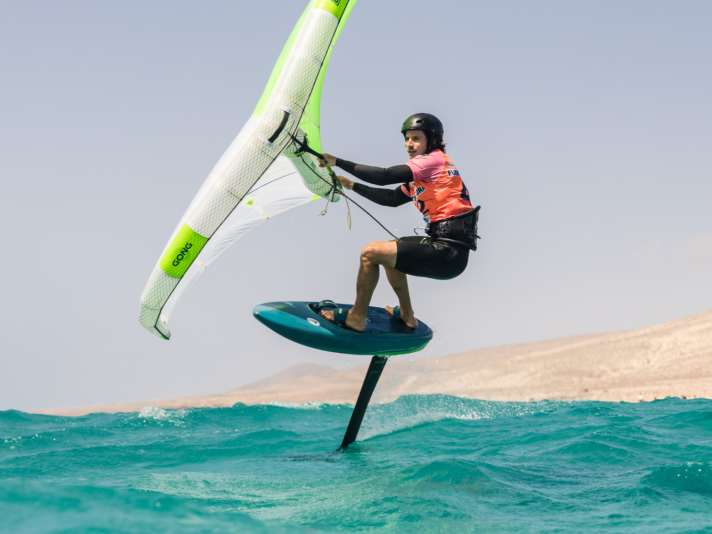 Even when heavily edged, the foil does not come to the surface so quickly if you use a long foil mast