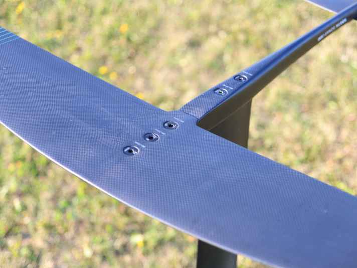 Beim Sonar Foil werden Stabilzer und Frontwing klassisch auf die fuselage aufgeschraubt