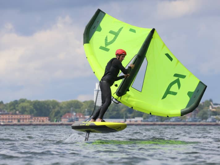 On the boom, the grip position can be chosen freely