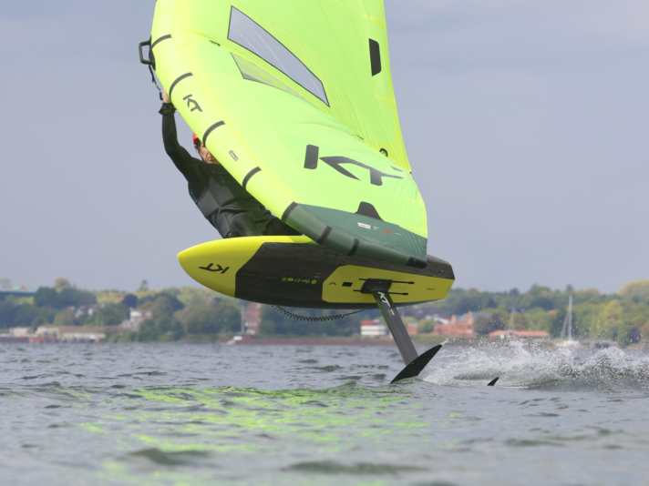 Mid-aspect foils do not lean excessively in any direction, but offer the widest range of use