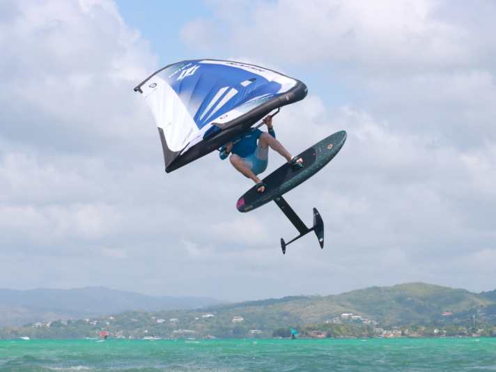 Hardboards are generally the better choice for jumps and freestyle tricks. However, normal jumps are easily possible with inflatable boards.