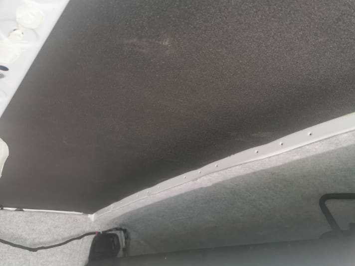 It often gets scorching hot under the roof in summer. Self-adhesive insulation is sometimes unsuitable because it is often only heat-resistant up to 80 degrees